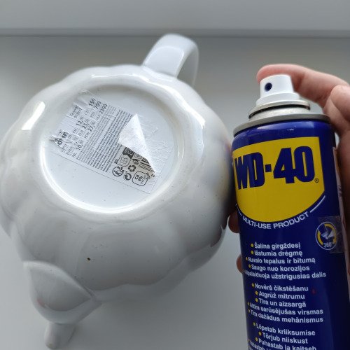 WD40 lengvai nuvalo lipdukus ir klijus.