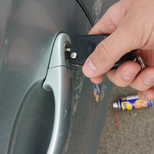 Wd-40 padeda atrakinti
