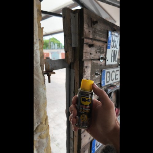 Garažo durys verkė – WD-40 nuramino
