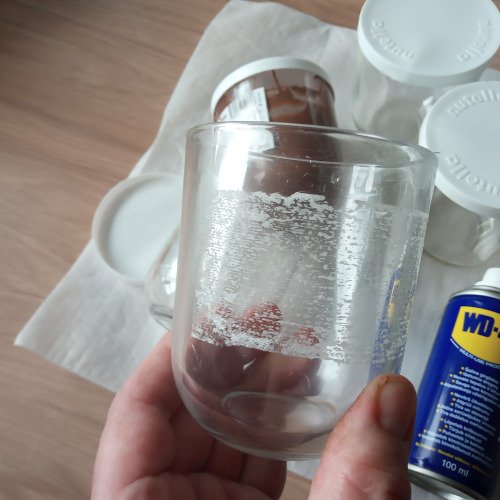 Su WD - 40 gerai nuvalo tvirtas etiketes