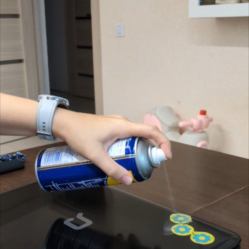 Lipdukų pašalinimas WD-40 pagalba