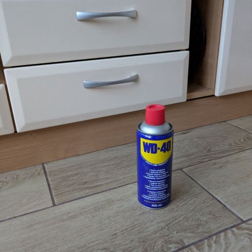 Sunkiai besidarantis stalčius